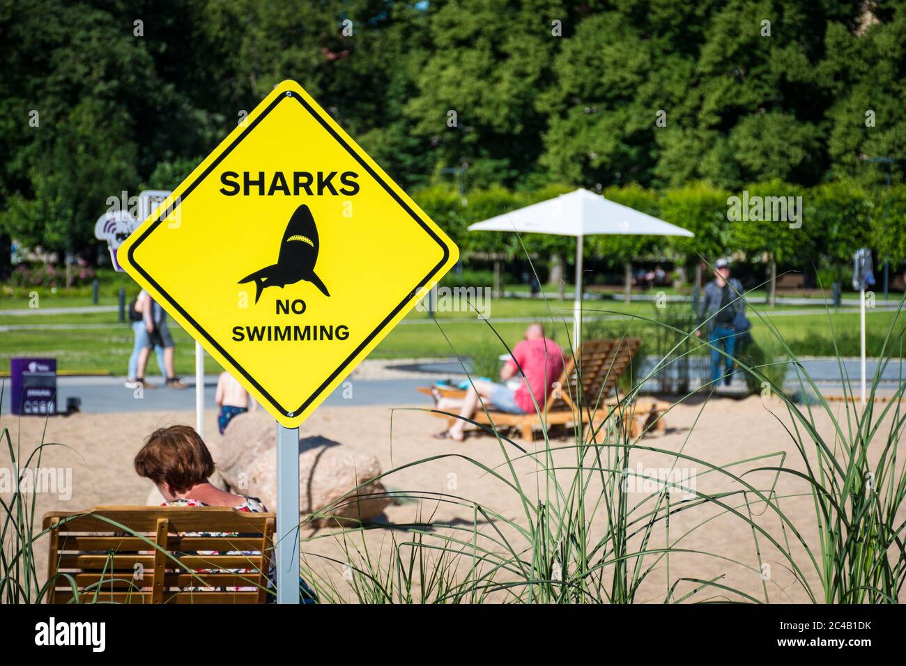 Haie, kein Schwimmen, gelbe und schwarze Warnzeichen oder Signal am Strand Stockfoto