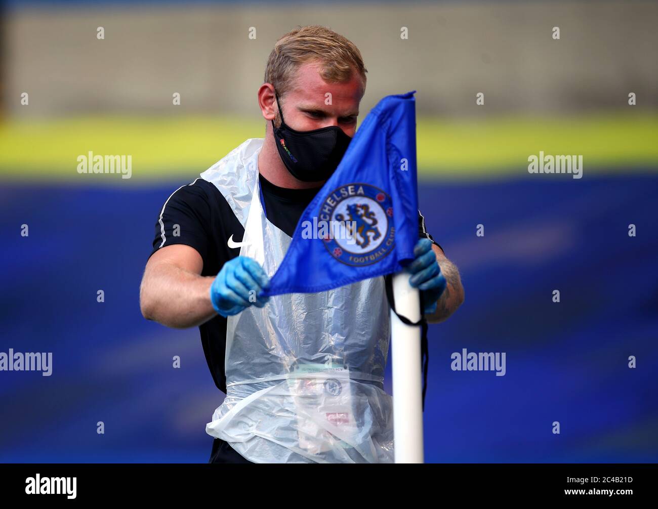 Ein Platzwart mit PSA trägt eine Eckfahne vor dem Premier League-Spiel in Stamford Bridge, London. Stockfoto