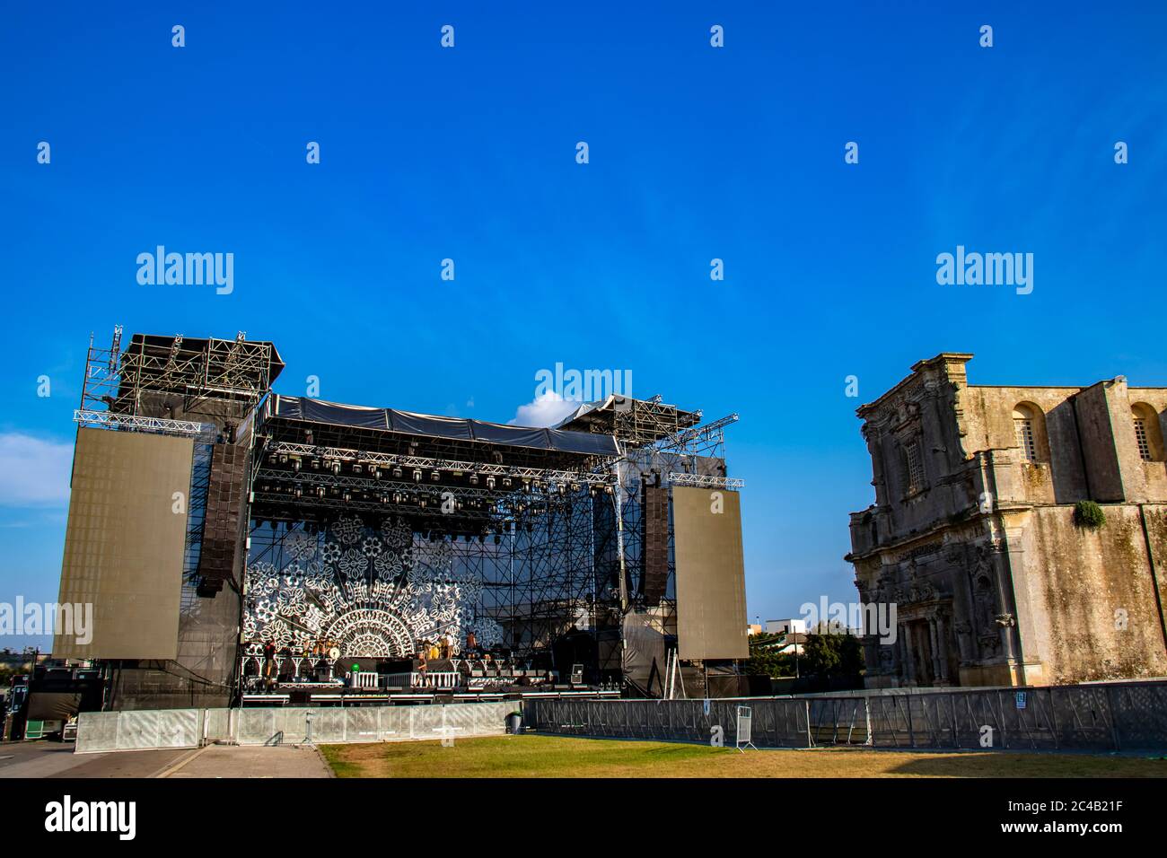 Melpignano, Lecce, Italien - Aufbau der Bühne für das Konzert "Notte della Taranta" in Melpignano, im Salento. Stockfoto