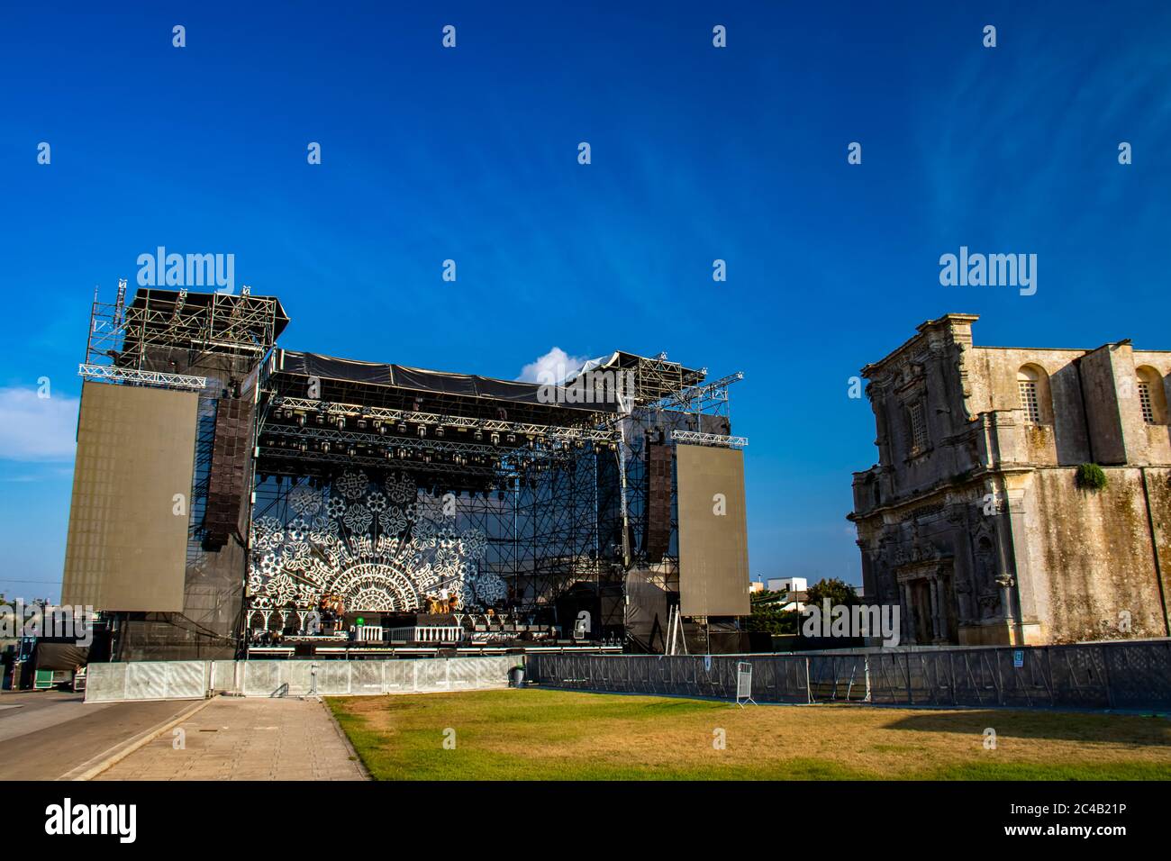Melpignano, Lecce, Italien - Aufbau der Bühne für das Konzert "Notte della Taranta" in Melpignano, im Salento. Stockfoto