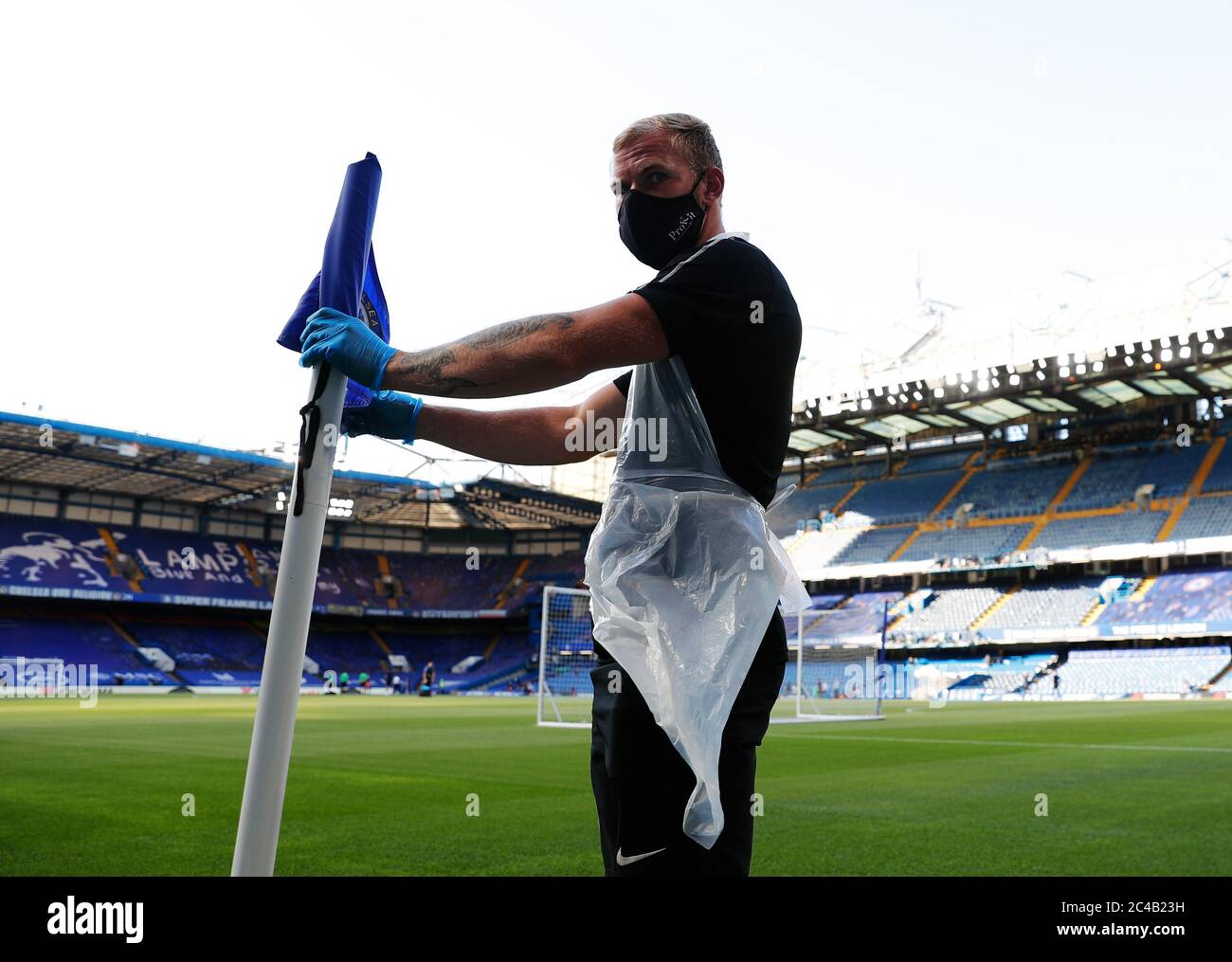 Ein Mitarbeiter passt vor dem Premier League-Spiel in Stamford Bridge, London, eine Eckflagge an. Stockfoto