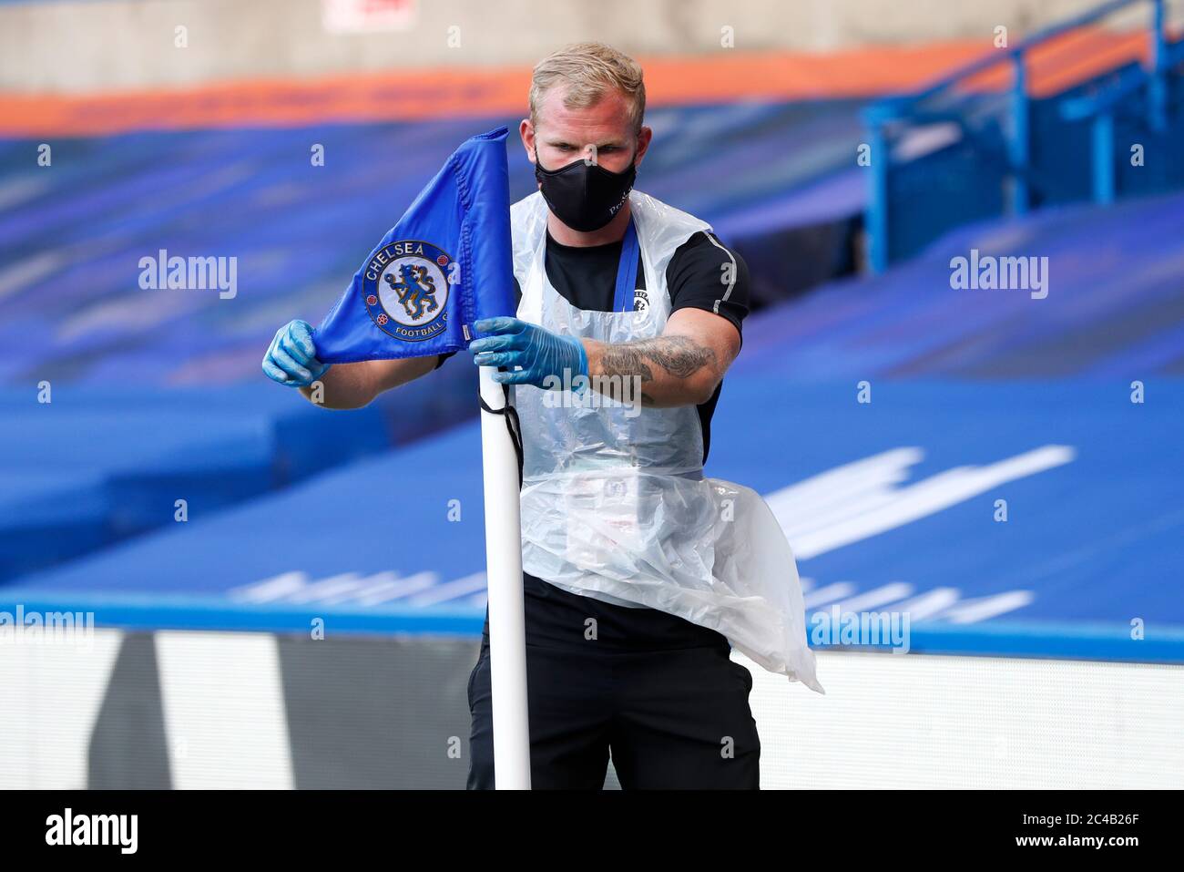 Ein Mitarbeiter reinigt die Eckflagge vor dem Premier League-Spiel in Stamford Bridge, London. Stockfoto