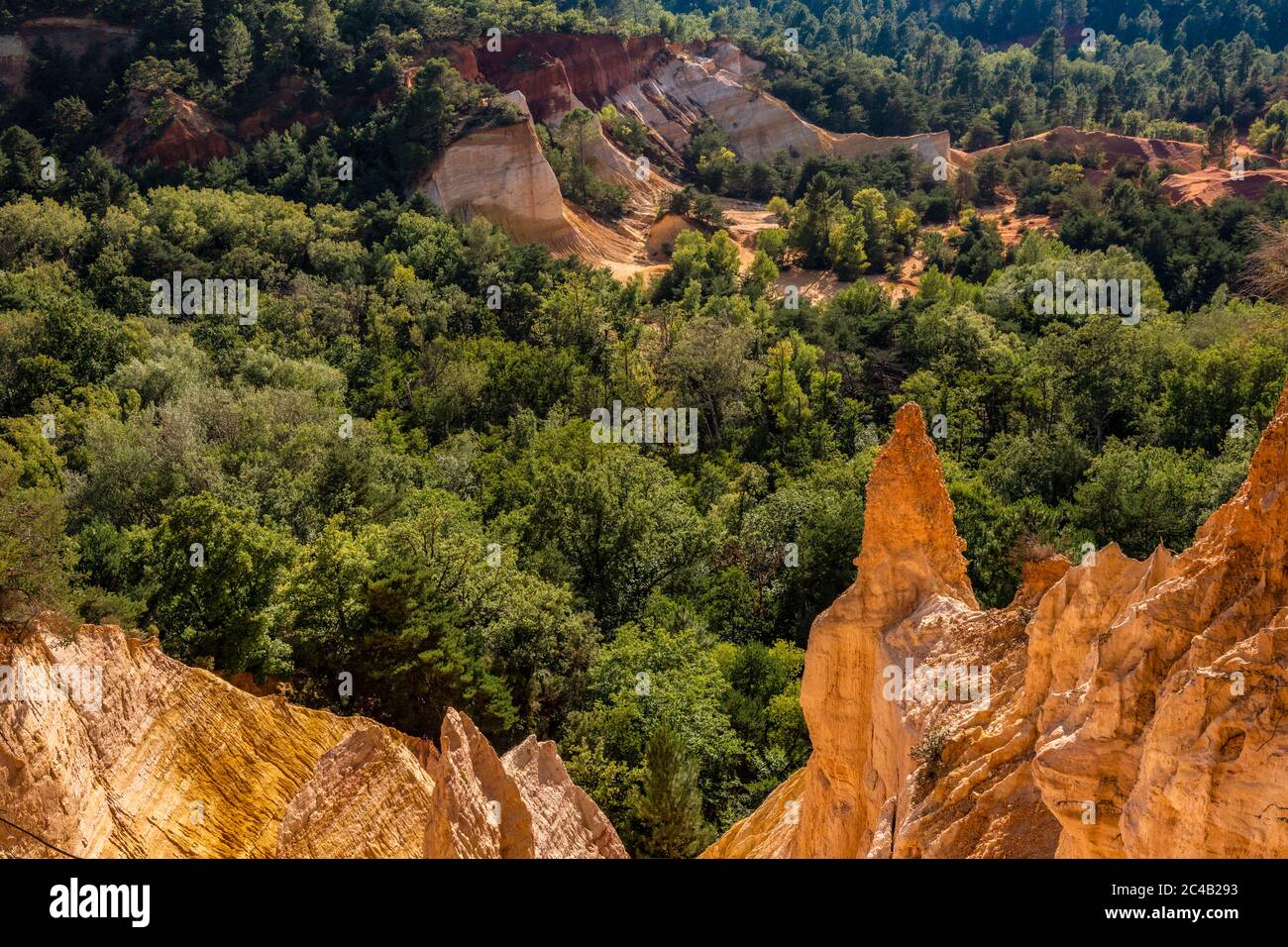 Frankreich Provence Colorado von Rustrel - Colorado die provenzalischen Landschaften in Rustrell wurden durch ockerfarbene Landerosion gebildet. Stockfoto