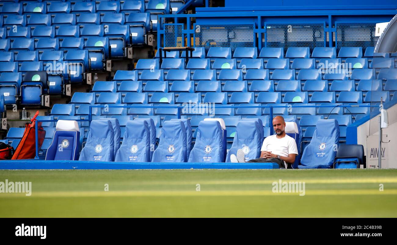 Manchester City Manager Pep Guardiola beobachtet seine Seite vom leeren Stand während des Aufwärmparks vor dem Premier League Spiel in Stamford Bridge, London. Stockfoto