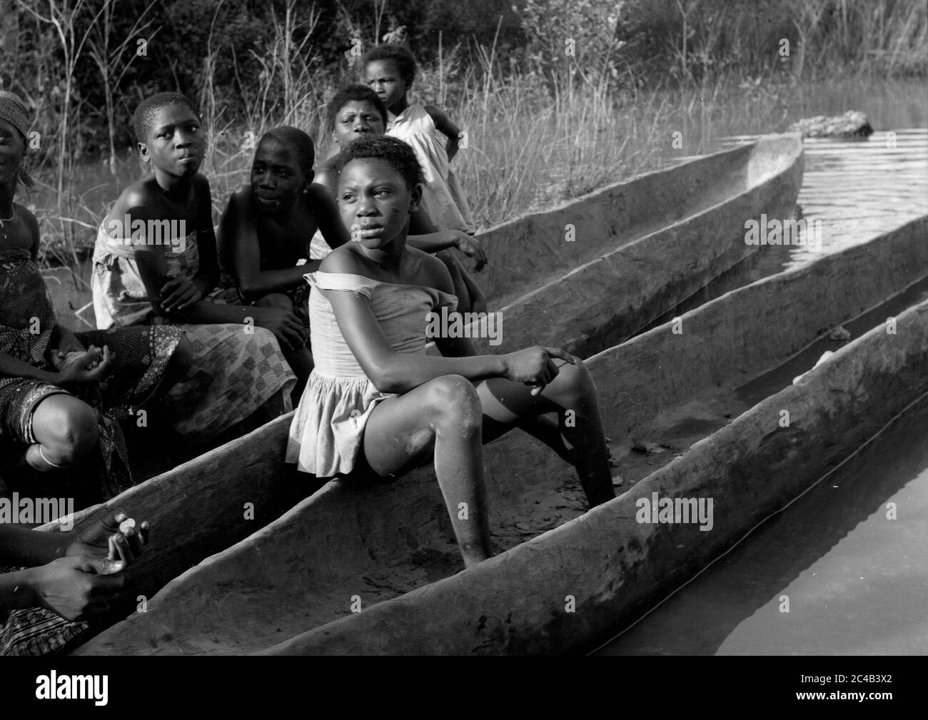 Westafrikanische Kinder im Eindugboot Cote d'Ivoire Elfenbeinküste 1960er Jahre Stockfoto