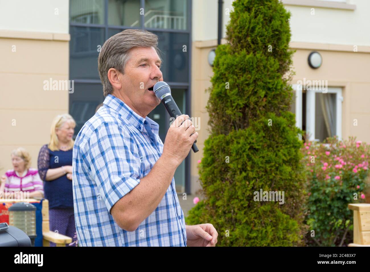 Ardara, County Donegal, Irland. Juni 2020. Der berühmte Sänger Daniel O’Donnell machte heute einen Überraschungsbesuch im St. Shanaghan House Sheltered Housing im Dorf. Er sang einige seiner bekannten Lieder außerhalb des Wohnkomplexes unter begeistertem Applaus von Bewohnern, von denen viele seit Monaten aufgrund der Covid-19-Pandemie in der Sperre sind. Daniel O’Donnell stammt aus der Grafschaft Donegal und wurde 1961 in Dungloe geboren, was ihn heute 59 Jahre alt macht. Stockfoto