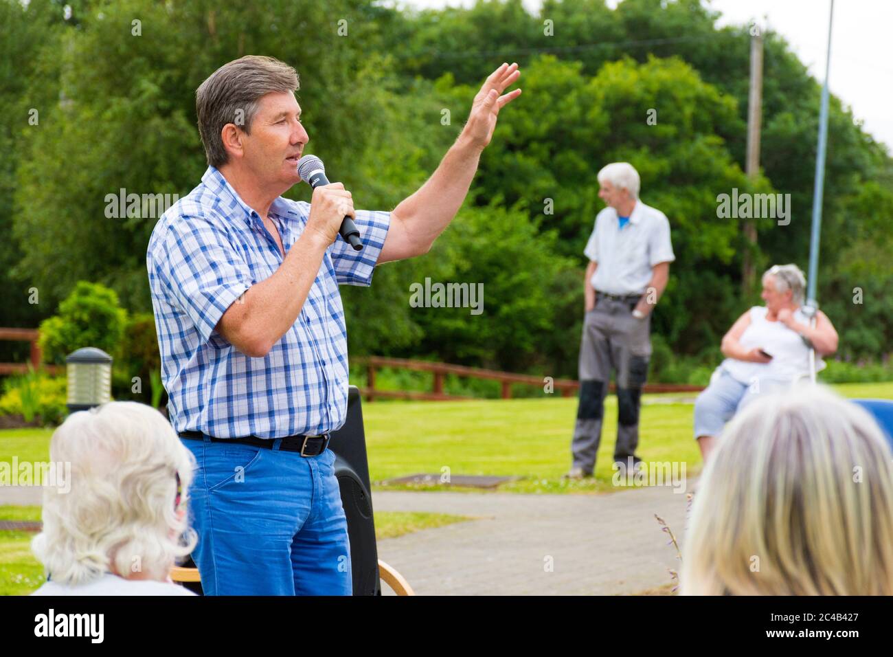 Ardara, County Donegal, Irland. Juni 2020. Der berühmte Sänger Daniel O’Donnell machte heute einen Überraschungsbesuch im St. Shanaghan House Sheltered Housing im Dorf. Er sang einige seiner bekannten Lieder außerhalb des Wohnkomplexes unter begeistertem Applaus von Bewohnern, von denen viele seit Monaten aufgrund der Covid-19-Pandemie in der Sperre sind. Daniel O’Donnell stammt aus der Grafschaft Donegal und wurde 1961 in Dungloe geboren, was ihn heute 59 Jahre alt macht. Stockfoto