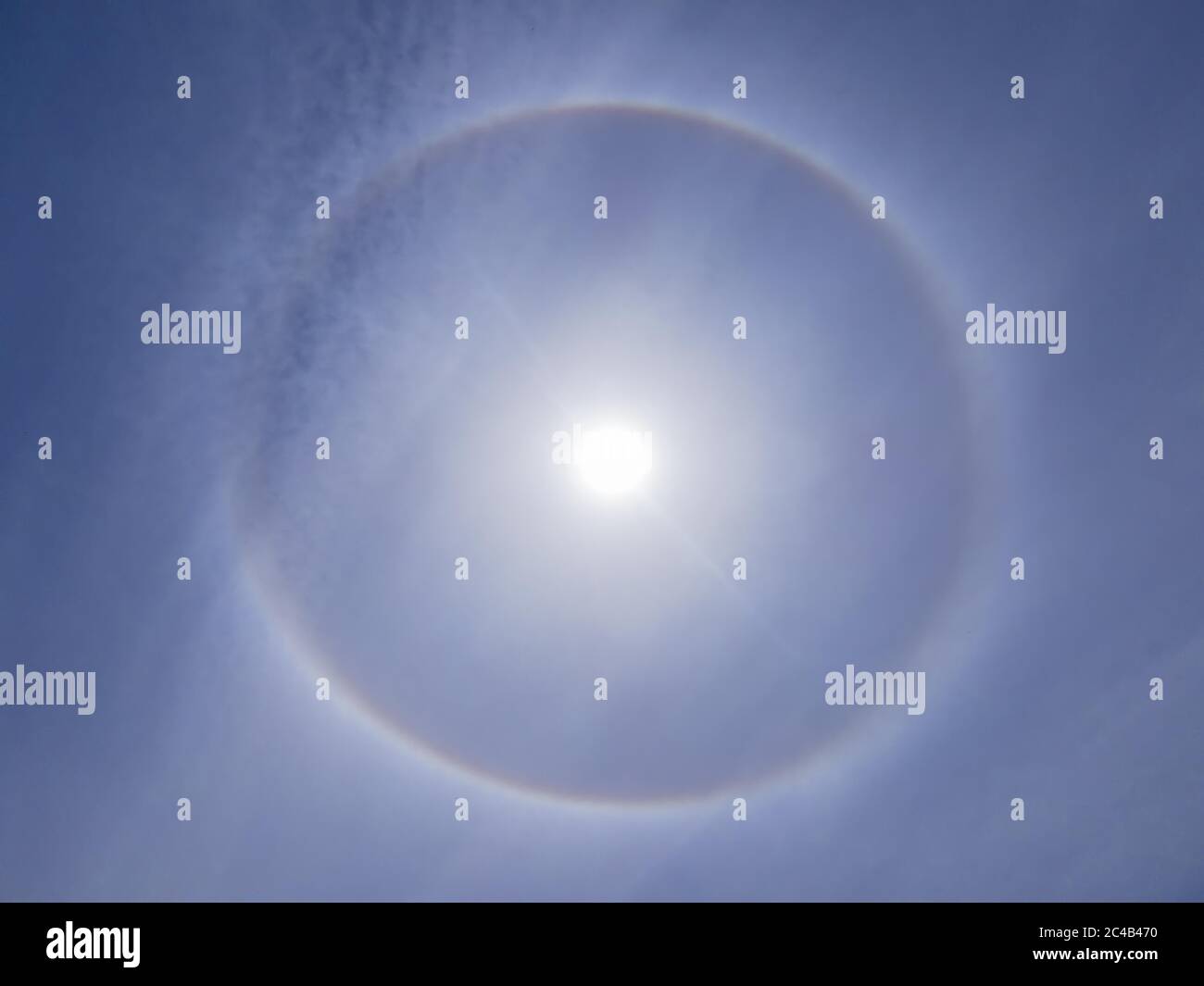 Solar Corona (Plural Coronae, optisches Phänomen), Dies ist sehr ähnlich zu einem anderen optischen Phänomen, Halo, die im Winter auftritt Stockfoto