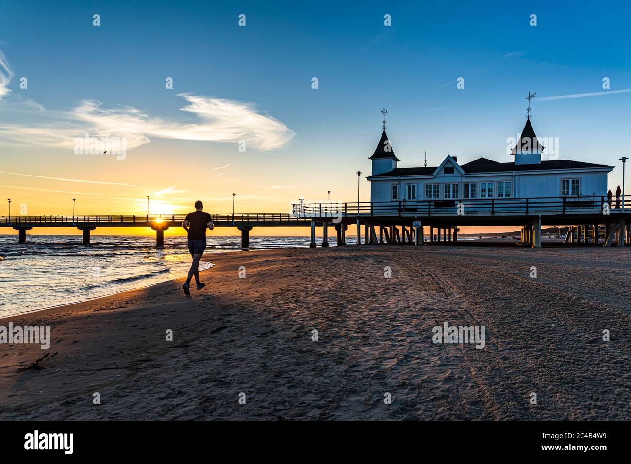 Pier Ahlbeck, Restaurant, Läufer, Strand, Sonnenaufgang, Badeort Ahlbeck, Usedom, Mecklenburg-Vorpommern, Deutschland Stockfoto