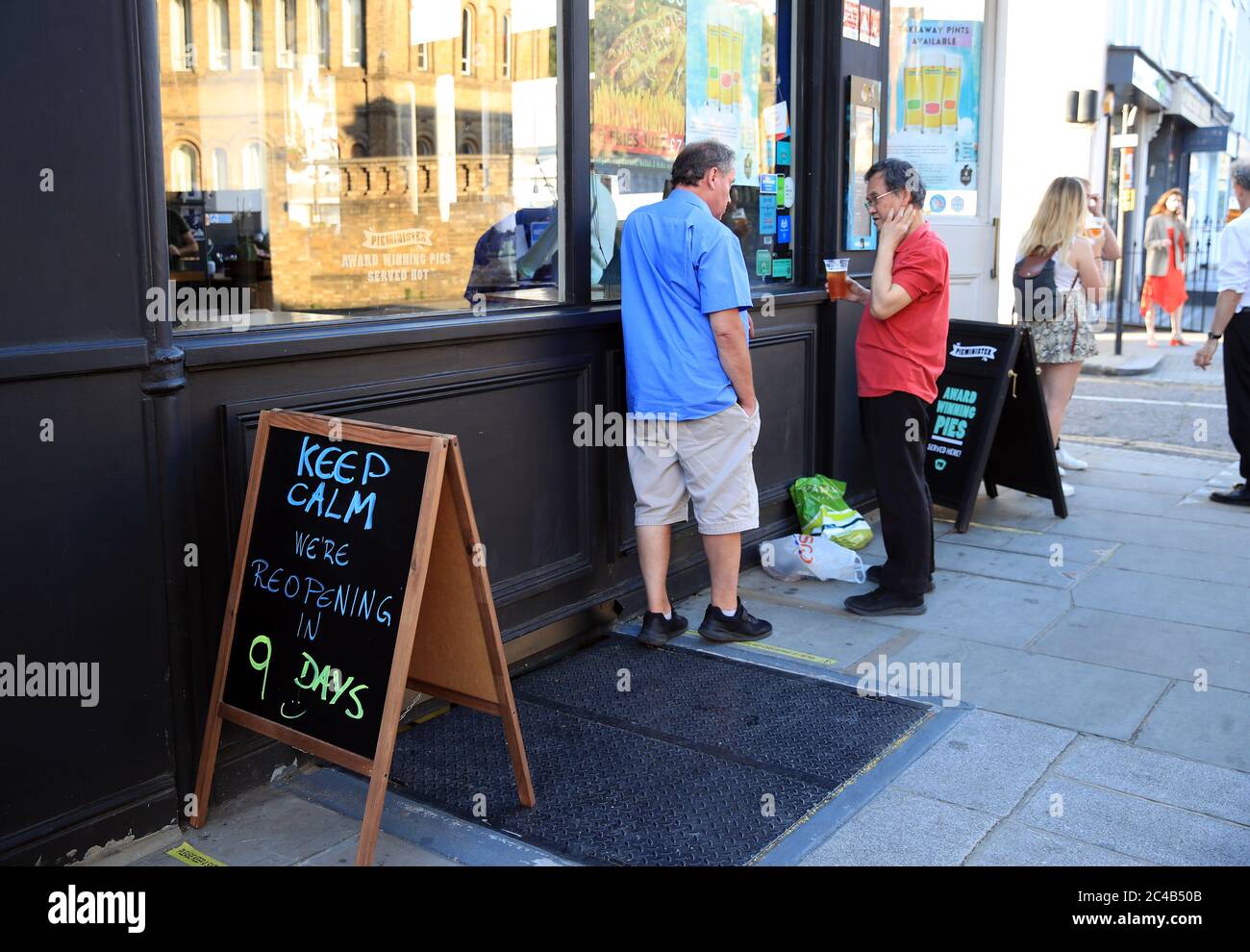 Mitglieder des öffentlichen Getränks vor dem Chelsea Rentner Pub in der Nähe der Stamford Bridge in London, wo Chelsea Manchester City im Premier League Spiel spielt. Stockfoto