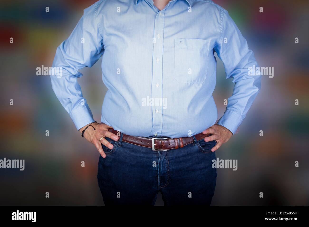 Mann mit einem großen Bauch trägt ein Hemd und Jeans, Vorderansicht Stockfoto