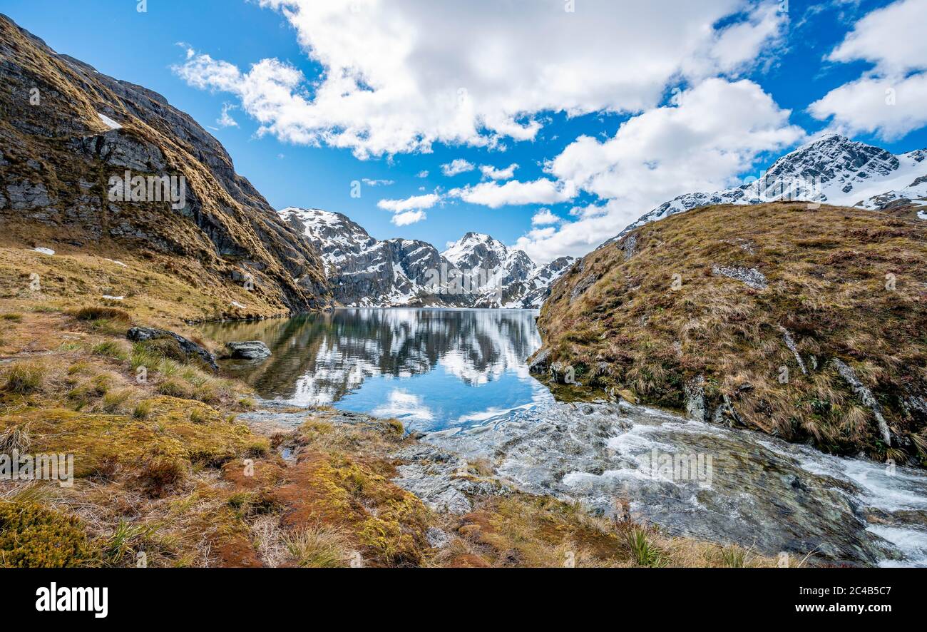 Berge spiegeln sich in See, Lake Harris, Conical Hill, Routeburn Track, Mount Aspiring National Park, Westland District, Westküste, South Island Stockfoto