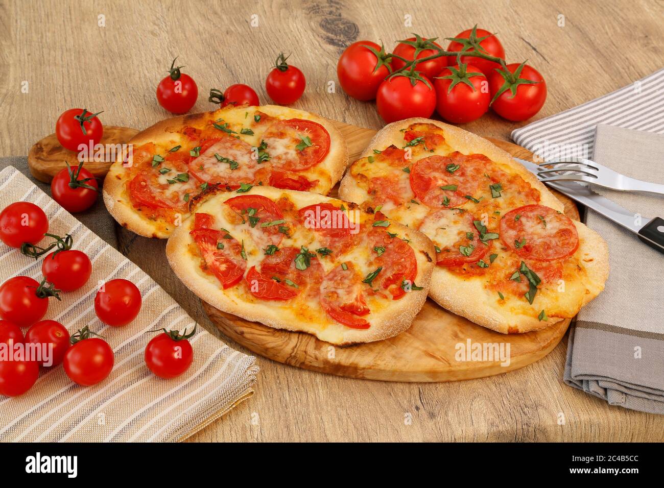 Schwäbische Küche, Dinnnete, Dennete, Schwäbische Pizza mit Tomaten, Käse und Basilikum, serviert auf Holztellern, Deutschland Stockfoto