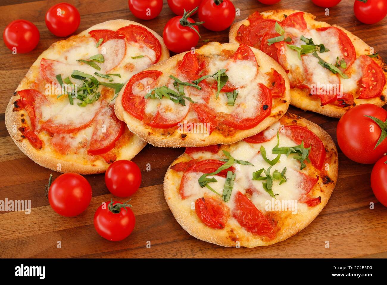 Schwäbische Küche, Dinnnete, Dennete, Schwäbische Pizza mit Tomaten, Käse und Basilikum, Deutschland Stockfoto