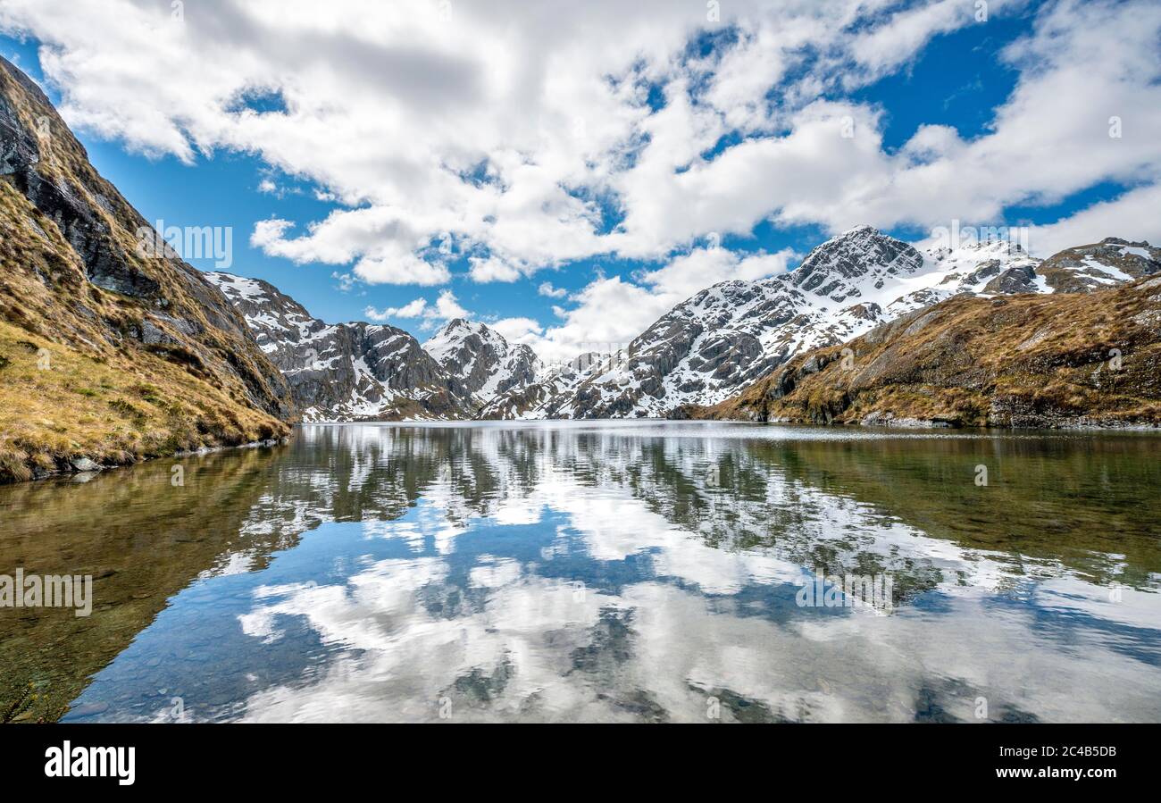 Berge spiegeln sich in See, Lake Harris, Conical Hill, Routeburn Track, Mount Aspiring National Park, Westland District, Westküste, South Island Stockfoto