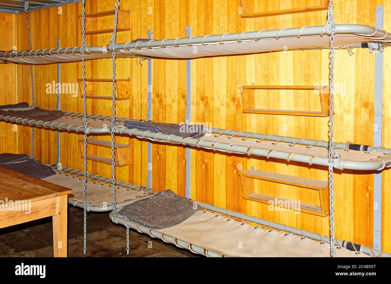 Wohnräume; Männer, deutscher Bunker innen; getäfelte Wände, Hängemattenbetten, 3 hoch, dicht beieinander, Ebene, Atlantic Wall Open Air Museum; WWI Stockfoto