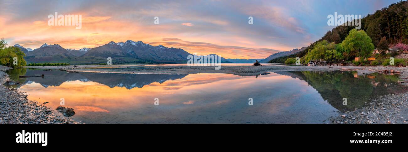 Berge spiegeln sich im See, Lake Wakatipu bei Sonnenaufgang, Kinloch, Glenorchy bei Queenstown, Otago, South Island, Neuseeland Stockfoto