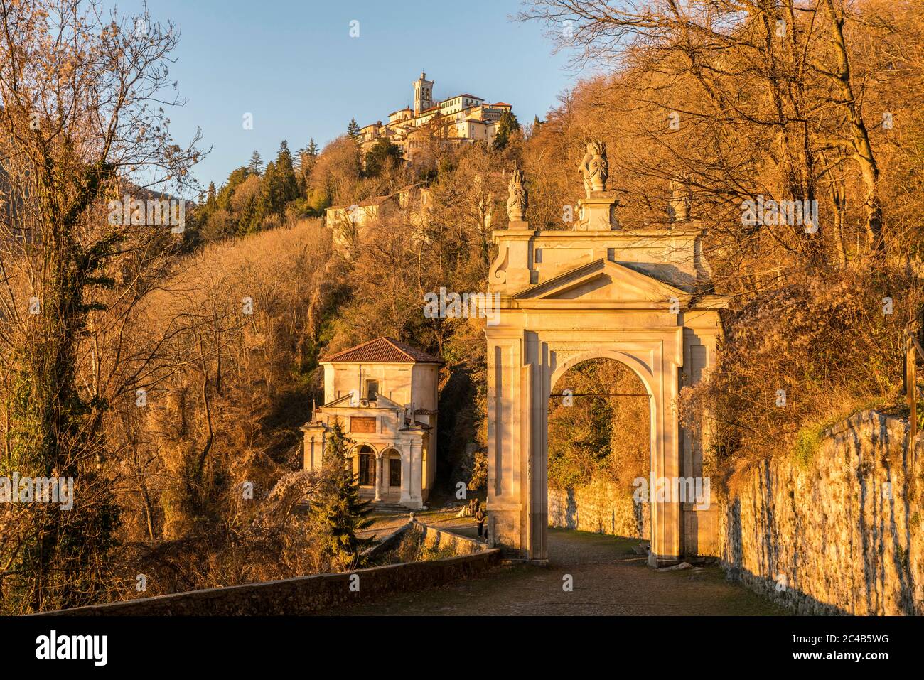 Pilgerweg mit Kapelle X, Arco di Sant'Ambrogio und dem Wallfahrtsort Santa Maria del Monte, Sacro Monte di Varese, Barock, UNESCO World Stockfoto