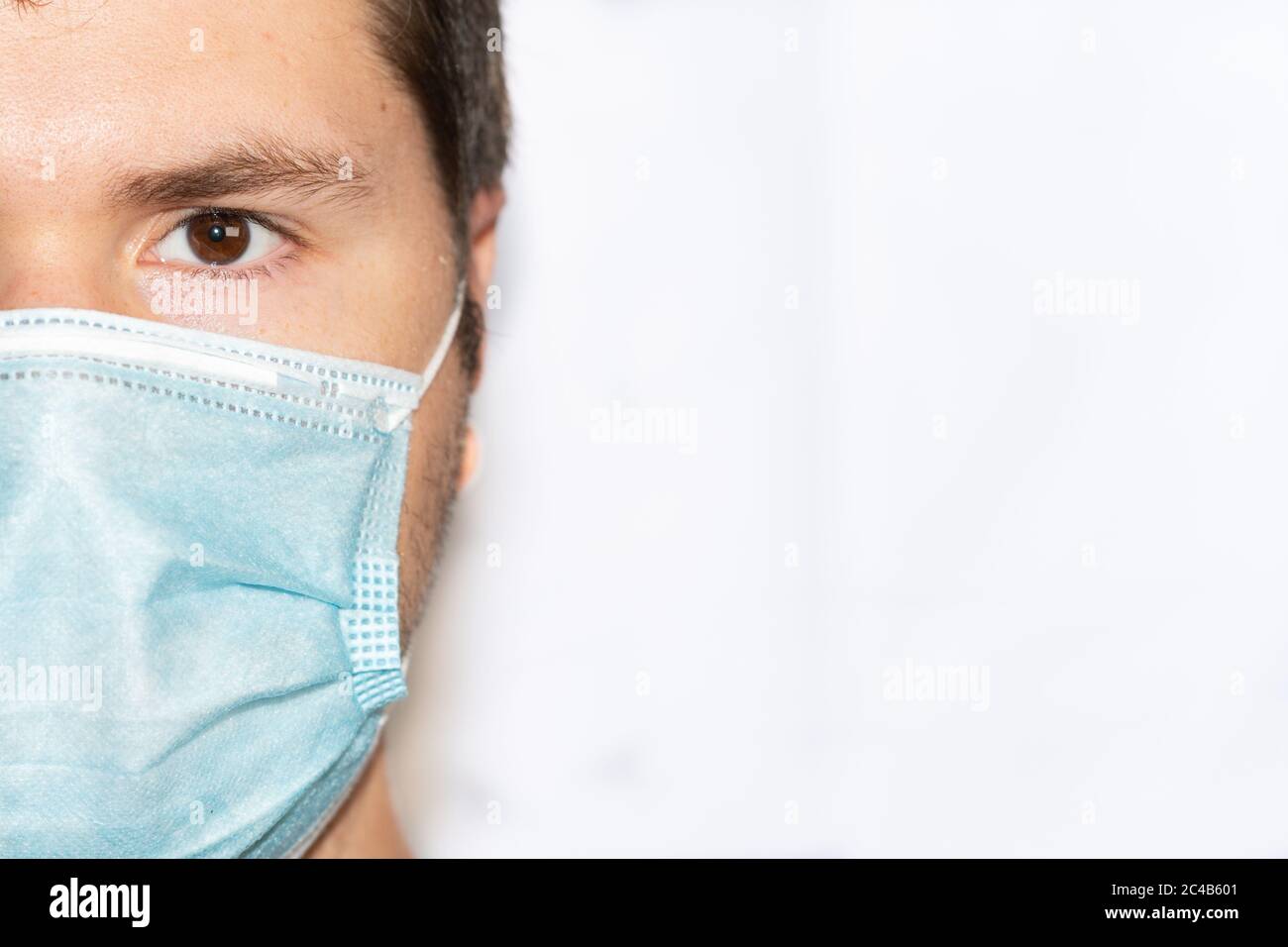 Junger Mann Mit Medizinischer Gesichtsmaske Stockfoto