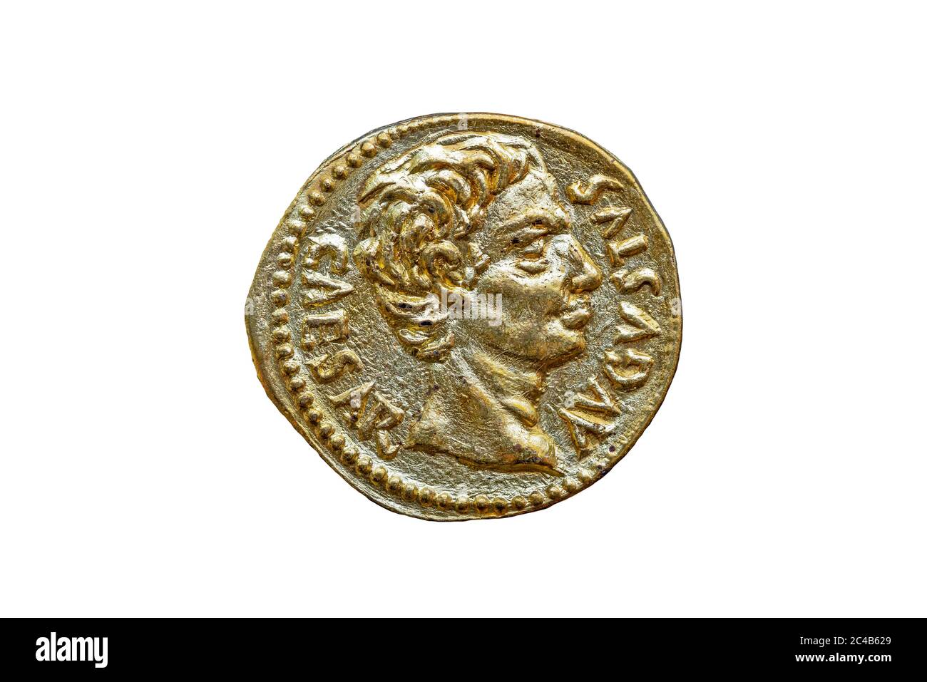 Römische Gold Aureus Replik Münze Vorderseite des römischen Kaisers Augustus 27BC-14AD ausgeschnitten und isoliert auf weißem Hintergrund Stockfoto