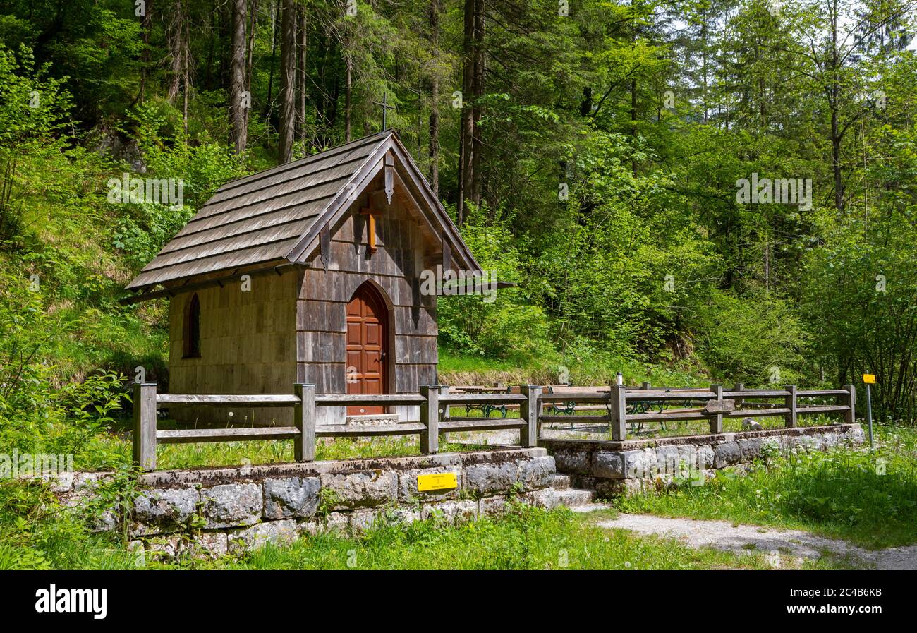 Koppental Wanderweg von Obertraun nach Bad Aussee, Fluss Koppentraum, Kapelle in Erinnerung an den Eisenbahnbau, Salzkammergut, Oberösterreich Stockfoto