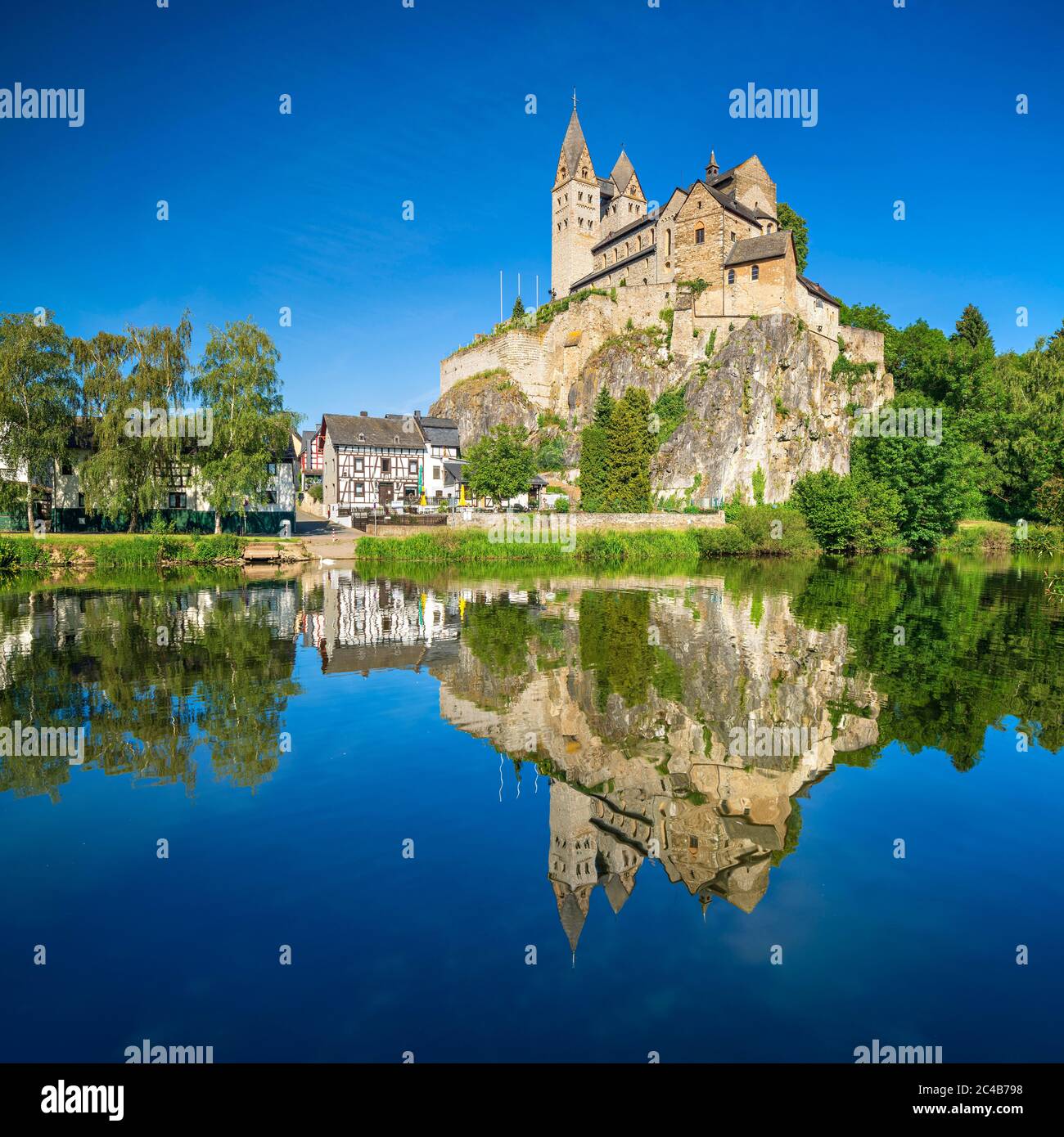 Kirche St. Lubentius in Dietkirchen an der Lahn, Reflexion in der Lahn, bei Limburg an der Lahn, Hessen, Deutschland Stockfoto