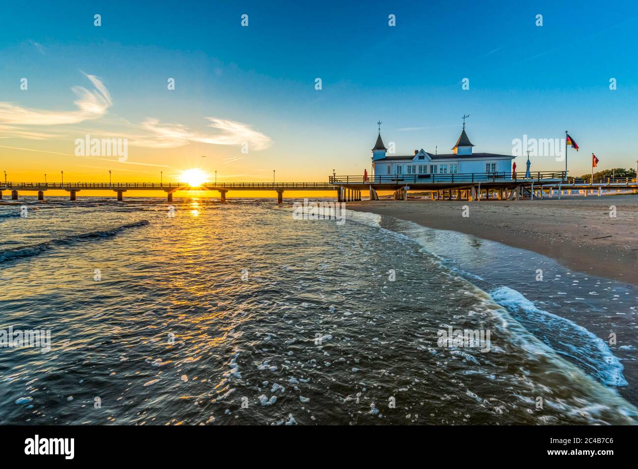 Pier Ahlbeck, Restaurant, Strand, Sonnenaufgang, Badeort Ahlbeck, Usedom, Mecklenburg-Vorpommern, Deutschland Stockfoto