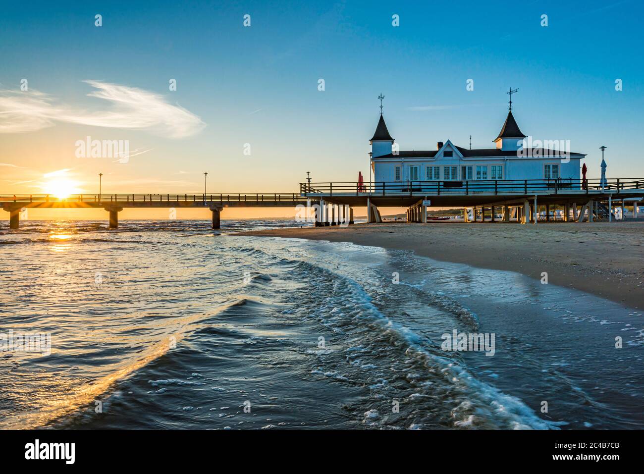 Pier Ahlbeck, Restaurant, Strand, Sonnenaufgang, Badeort Ahlbeck, Usedom, Mecklenburg-Vorpommern, Deutschland Stockfoto