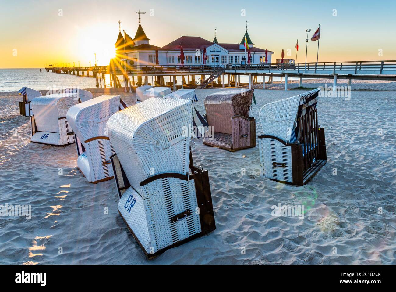 Pier Ahlbeck, Restaurant, Strandliegen, Sonnenaufgang, Badeort Ahlbeck, Usedom, Mecklenburg-Vorpommern, Deutschland Stockfoto