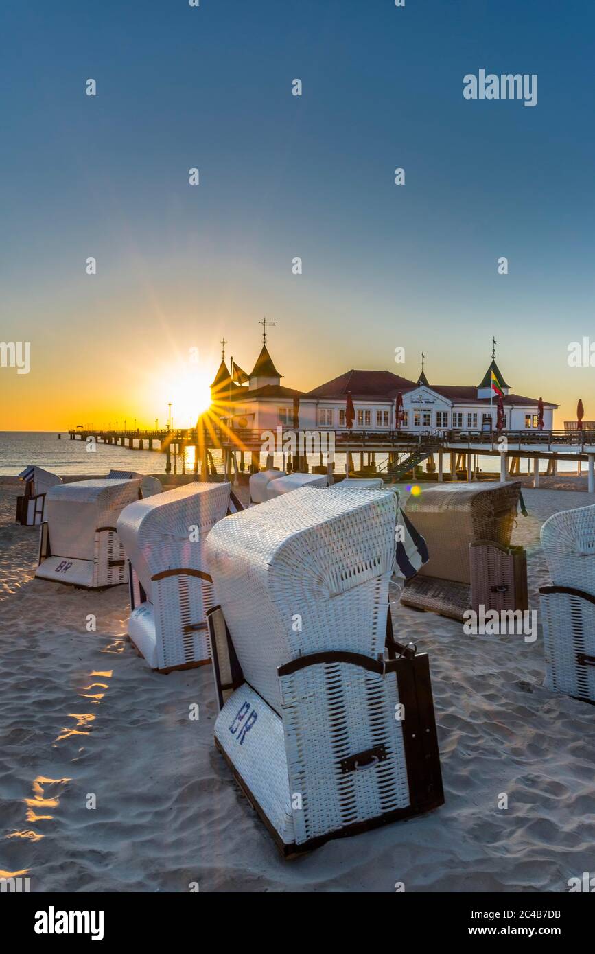 Pier Ahlbeck, Restaurant, Strandliegen, Sonnenaufgang, Badeort Ahlbeck, Usedom, Mecklenburg-Vorpommern, Deutschland Stockfoto