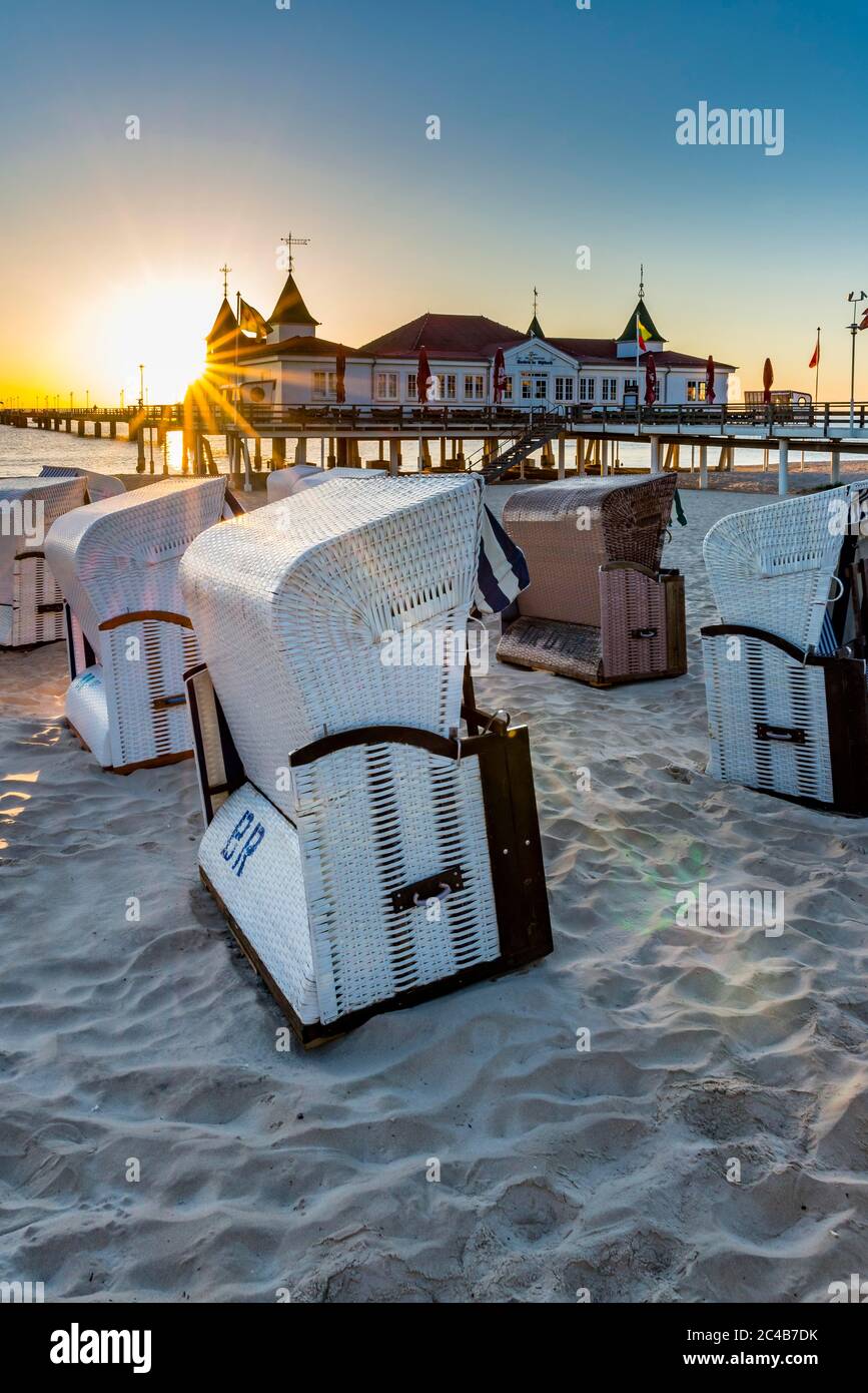 Pier Ahlbeck, Restaurant, Strandliegen, Sonnenaufgang, Badeort Ahlbeck, Usedom, Mecklenburg-Vorpommern, Deutschland Stockfoto