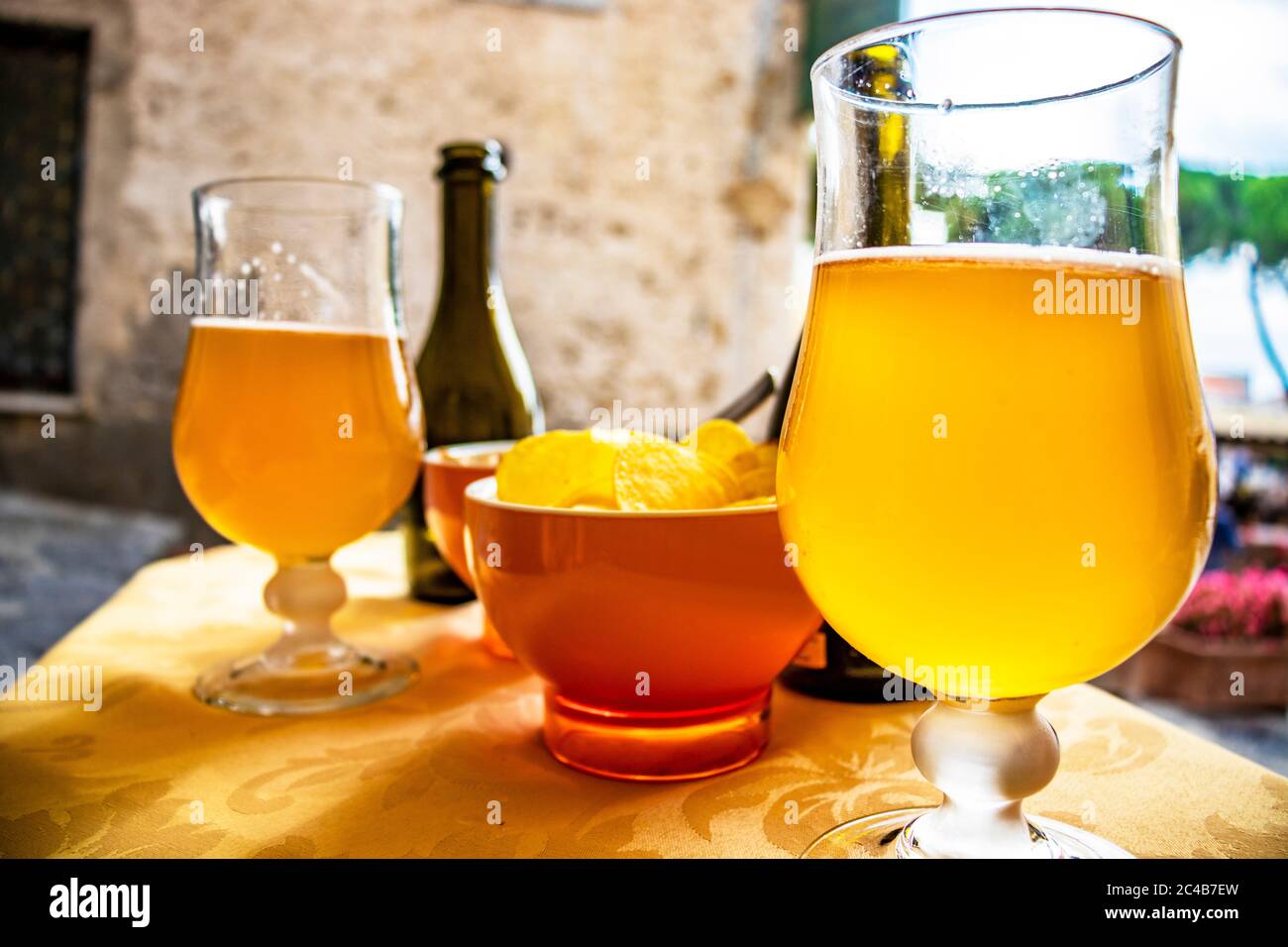 Aperitif mit Craft-Bier und Chips, in einer Bar auf dem zentralen Platz von Ravello. In der Provinz Salerno, an der Amalfiküste. Stockfoto