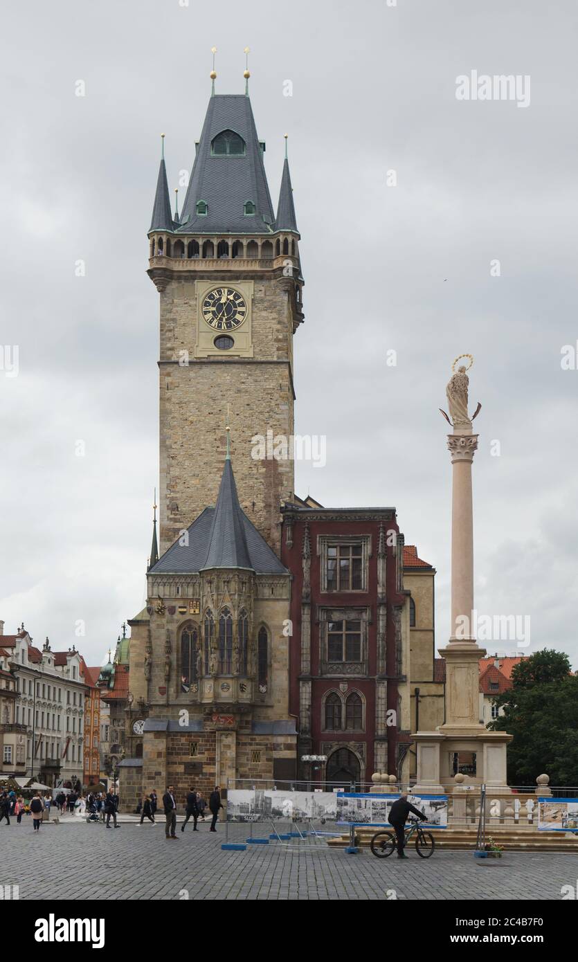 Mariensäule (Mariánský sloup) vor dem Alten Rathaus (Staroměstská radnice) auf dem Altstädter Ring (Staroměstské náměstí) in Prag, Tschechische Republik. Die ursprüngliche Säule aus dem Jahr 1652 wurde im November 1918 zerstört, kurz nachdem die Unabhängigkeit der Tschechoslowakei vom österreichisch-ungarischen Reich ausgerufen wurde. Die Kopie der Mariensäule wurde am 4. Juni 2020 an derselben Stelle errichtet. Stockfoto