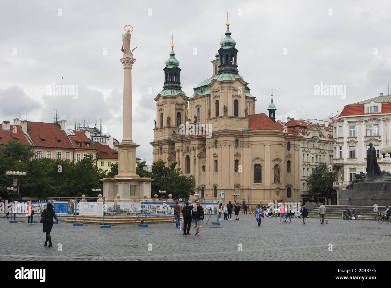 Mariensäule (Mariánský sloup) auf dem Altstädter Ring (Staroměstské náměstí) in Prag, Tschechische Republik. Die ursprüngliche Säule aus dem Jahr 1652 wurde im November 1918 zerstört, kurz nachdem die Unabhängigkeit der Tschechoslowakei vom österreichisch-ungarischen Reich ausgerufen wurde. Die Kopie der Mariensäule wurde am 4. Juni 2020 an derselben Stelle errichtet. Im Hintergrund ist die Kirche des Heiligen Nikolaus (Kostel svatého Mikuláše) zu sehen. Stockfoto