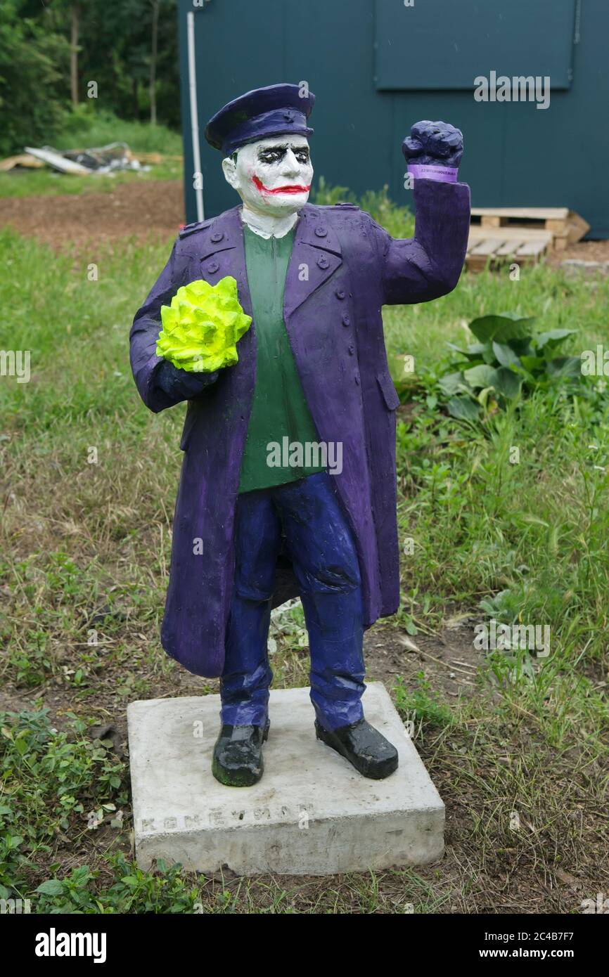 Betonierte Statue des sowjetischen Militärkommandanten Ivan Konev als Joker in der Koněvova Straße in Žižkov Bezirk in Prag, Tschechische Republik, abgebildet am 24. Juni 2020. Zwölf Statuen des umstrittenen sowjetischen Marschalls, entworfen von tschechischen Künstlern Tomáš Vrána, Martina Minařík Pavelková und Václav Minařík wurden vorübergehend anlässlich des Landschaftsfestivals an verschiedenen Orten in der Koněvova Straße installiert, die nach Ivan Konev benannt wurde, der Kommandant der 1. Ukrainischen Front der Roten Armee war, die an der Befreiung von Prag während der letzten Tage der Welt teilnahm Krieg II Stockfoto