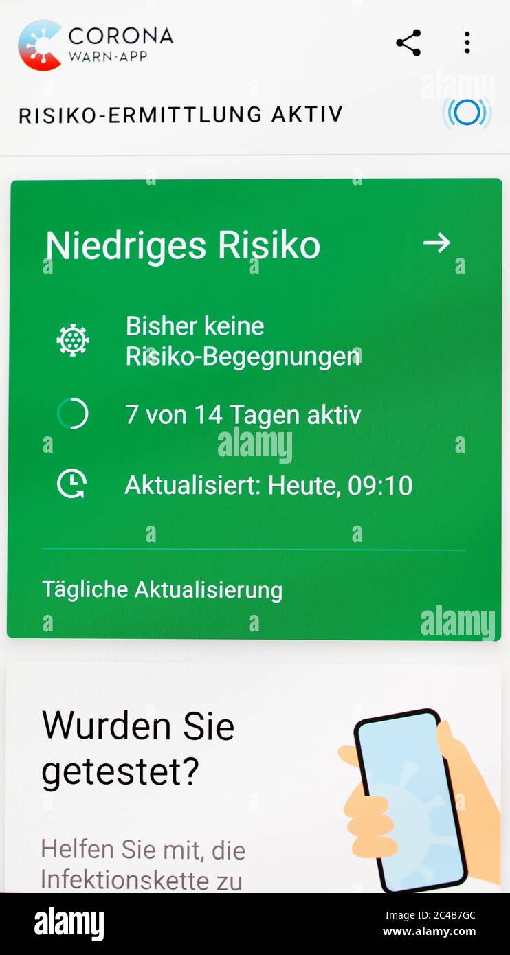 Corona-Warn-App, Risikobewertung aktiv, geringes Risiko, Handy-Display, Deutschland Stockfoto