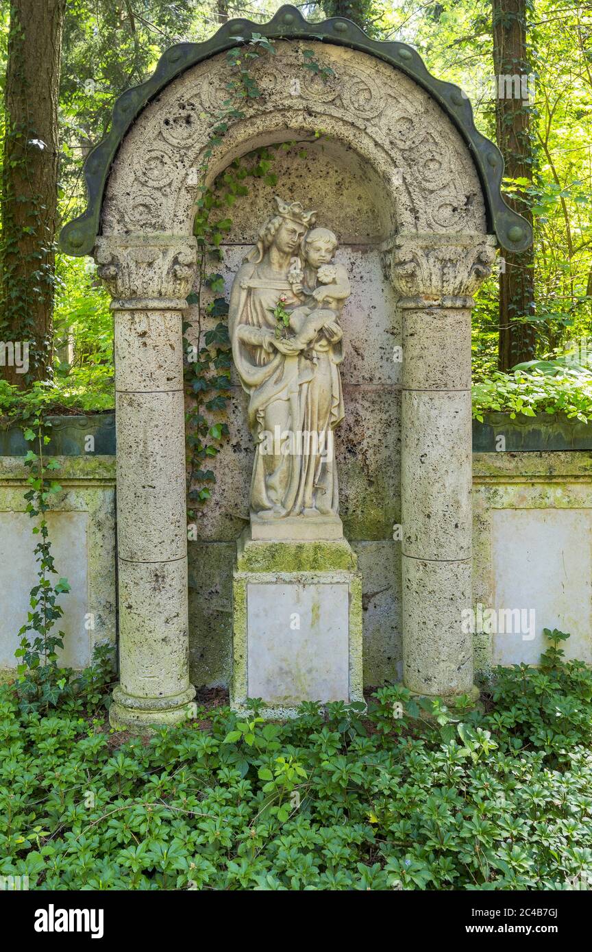 Grab mit Statue der Jungfrau Maria und des Jesuskindes, Waldfriedhof, München, Oberbayern