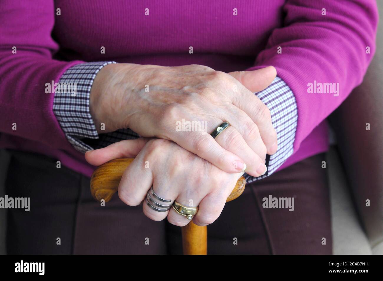 Hände eines älteren Bürgers, unterstützt von einem Spazierstock, Bayern, Deutschland Stockfoto