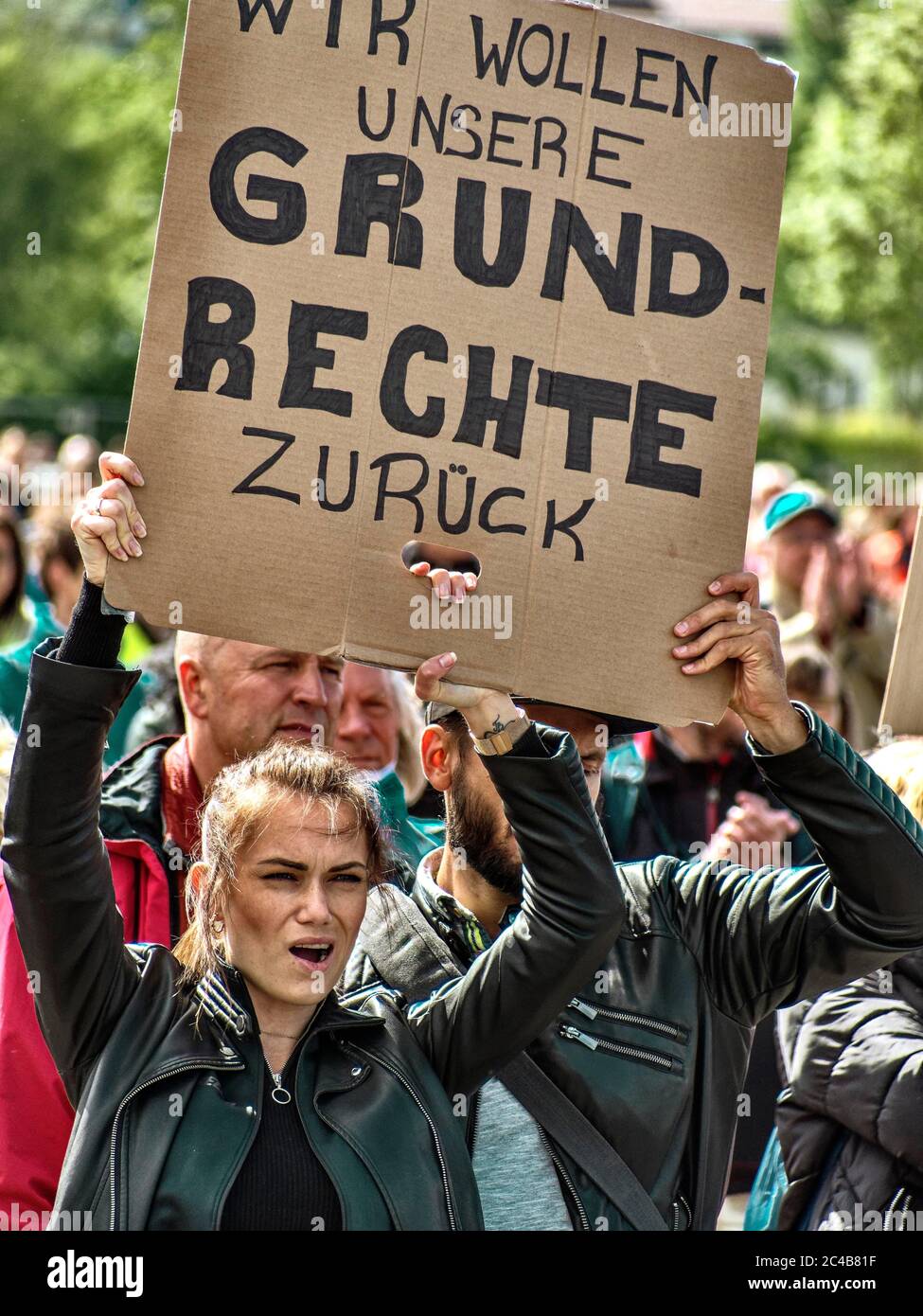 Demonstration für Grundrechte auf der Stuttgarter Wasen, junge Frau mit Schild, Wir wollen unsere Grundrechte zurück, Stuttgart, Baden-Württemberg, Deutschland Stockfoto