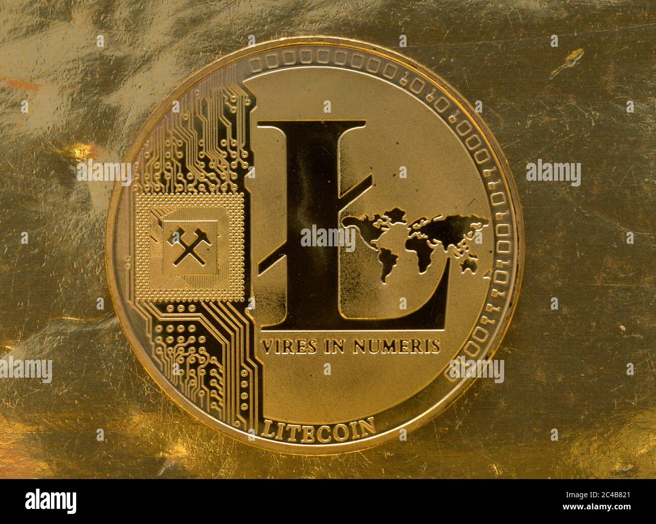 Symbolbild Kryptowährung, digitale Währung, Goldmünze Litecoin mit Binärcode, Hintergrundbild Stockfoto