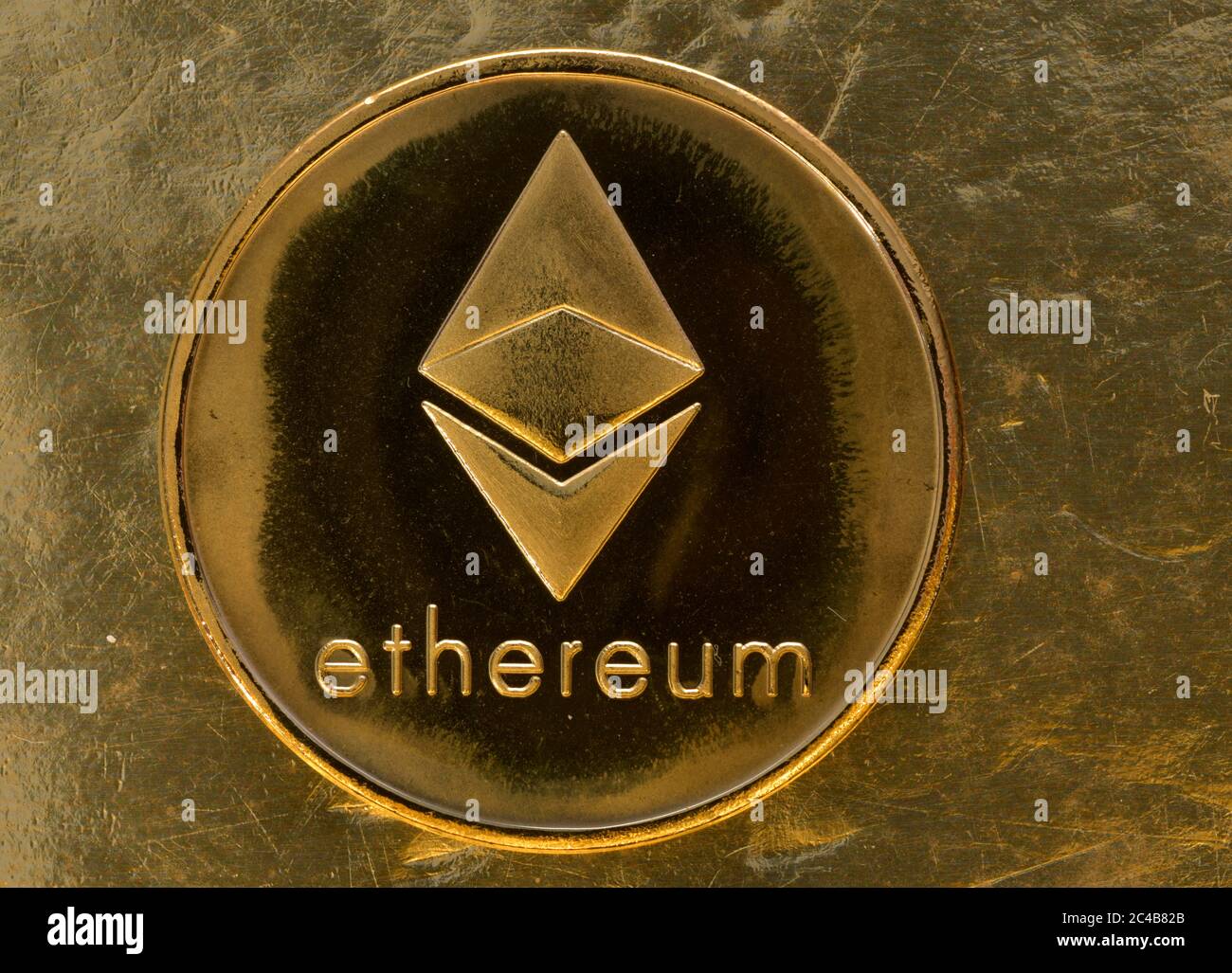 Symbolbild Kryptowährung, digitale Währung, goldene Münze Ethereum mit Binärcode, Hintergrundbild Stockfoto