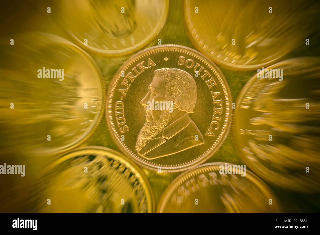 Goldmünzen, 1 Unze Gold Krugerrand, Vorderseite Paul Kruger zwischen Goldmünzen Stockfoto