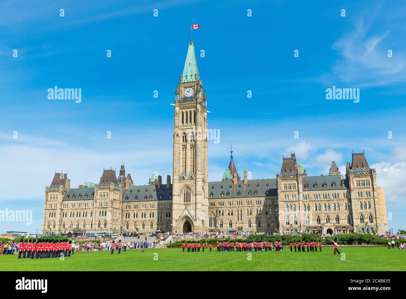Wachwechsel vor dem Canadian Parliament Building Centre Block, Parliament Hill, Ottawa, Ontario, Kanada Stockfoto