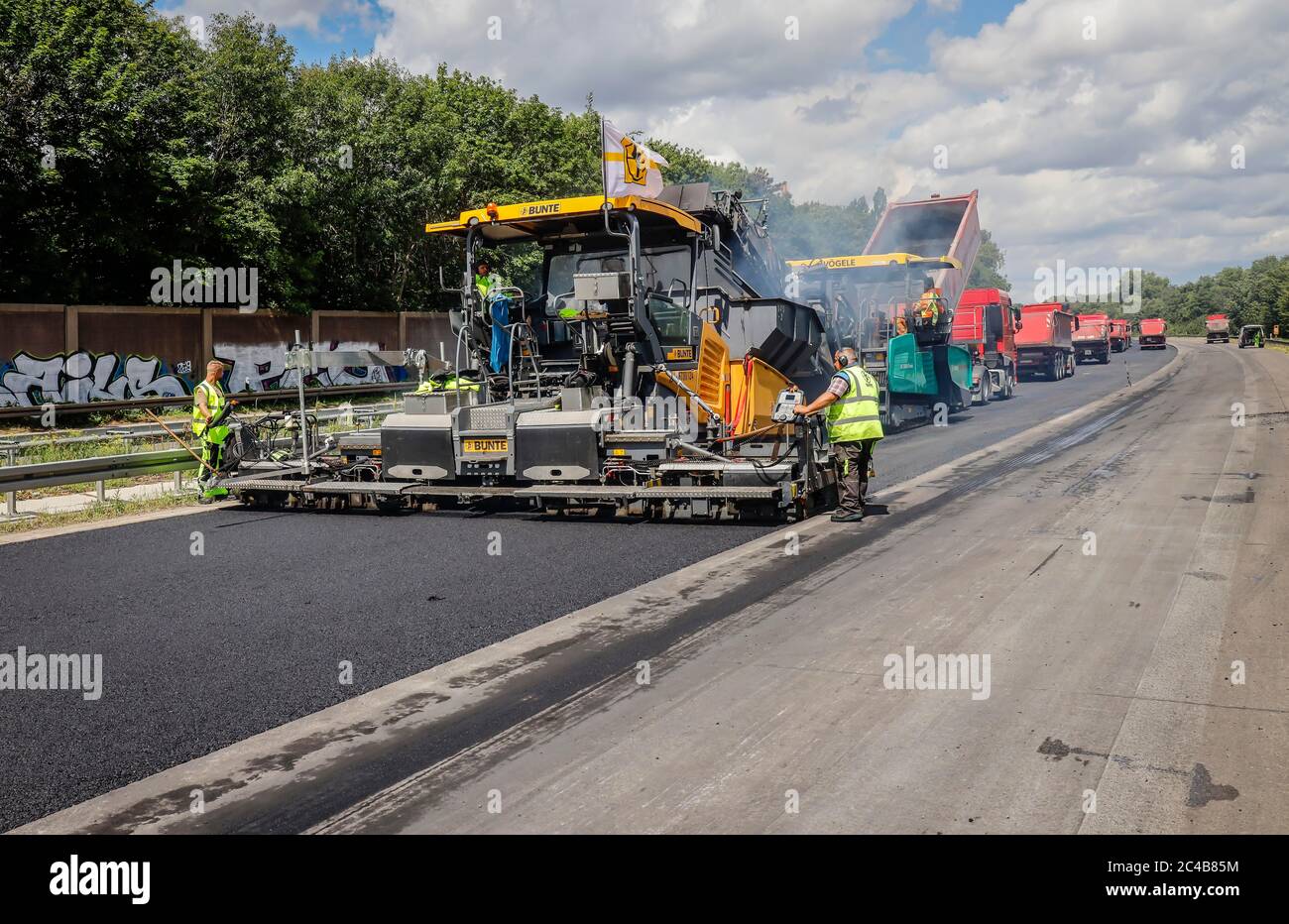 Straßenbau, Asphaltfertiger legt flüsterer Asphalt, Sanierung der Autobahn A3 zwischen den Autobahnkreuzungen Kaiserberg und Stockfoto