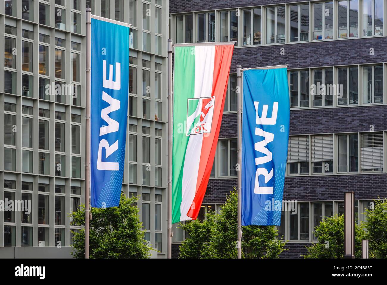 Flaggen vor dem RWE-Hauptsitz, neuer Campus in Altenessen, Essen, Ruhrgebiet, Nordrhein-Westfalen, Deutschland Stockfoto