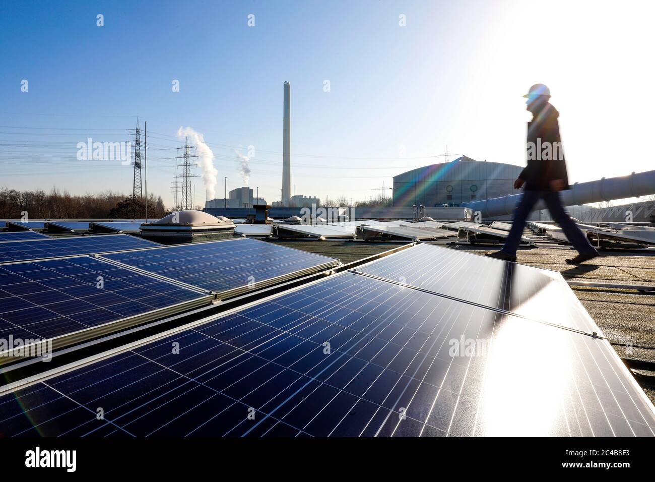 Arbeiter, Photovoltaikanlage auf dem Dach eines Industriegebäudes, Standort der Kläranlage Bottrop, Ruhrgebiet, Nordrhein-Westfalen Stockfoto