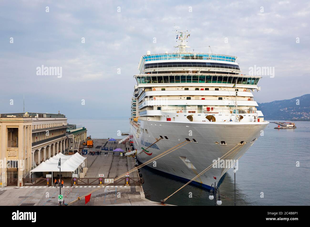 Promenade, Panoramablick von der Riva del Mandracchio zum Kreuzfahrtschiff im Hafen, Triest, Golf von Triest, Friaul Julisch Venetien, Italien Stockfoto