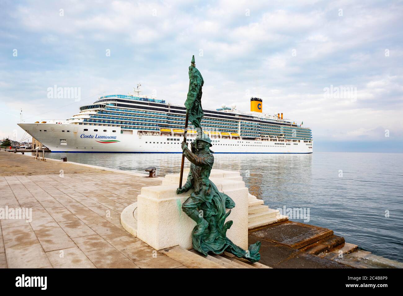 Promenade, Panoramablick von der Riva del Mandracchio zum Kreuzfahrtschiff im Hafen, Triest, Golf von Triest, Friaul Julisch Venetien, Italien Stockfoto