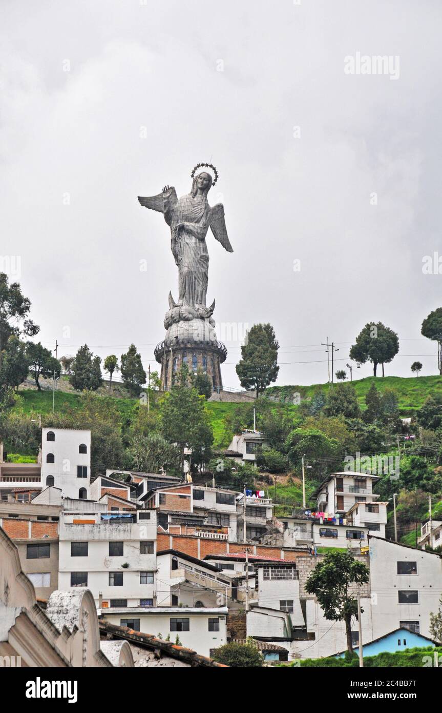 Jungfrau von Quito Statue, die auf El Panecillo Hügel, mit Blick auf die Altstadt von Quito, Ecuador Stockfoto