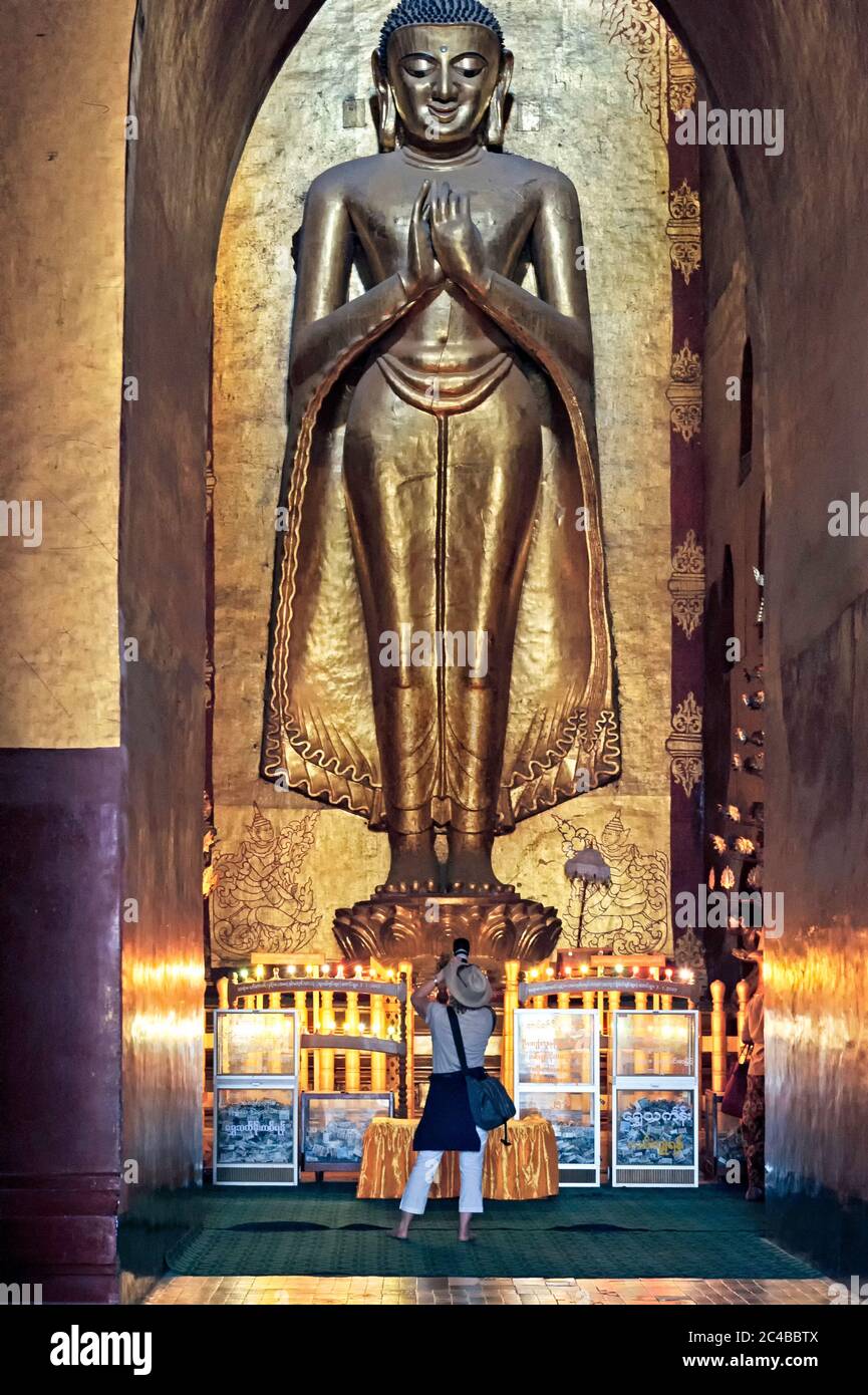 Tourist fotografiert am Ananda Temple buddha-Schrein in Bagan Myanmar Burma Stockfoto